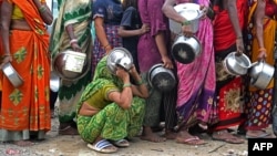 В очереди за едой – обитательницы временного приюта в Дели (Индия), 12 июля 2023.