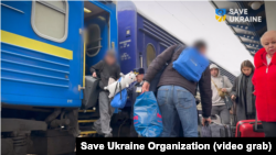 Украински деца слизат от влак на Централната гара в Киев, след като са били освободени от окупирани от Русия територии със съдействието на неправителствената организация "Спаси Украйна", април 2025 г.
