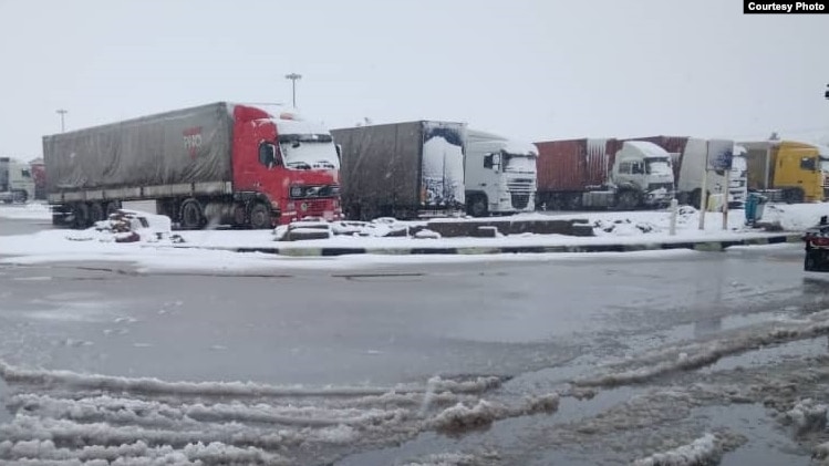 Власти Туркменистана выдворили из страны 10 таджикских водителей