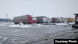 Ин мошинҳо моҳи феврал дар марзи Туркманистон дармонданд. Акс аз худи ронандагони тоҷик аст, ки ба Радиои Озодӣ фиристоданд.