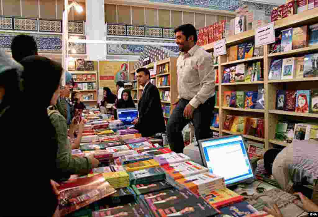 محسن پرويزی، معاون امور فرهنگی وزارت فرهنگ و ارشاد اسلامی و رييس نمايشگاه کتاب تهران گفته است: «نمايشگاه طبق ضوابط خودش اجازه عرضه کتاب می دهد، کتاب ها ارزيابی می شود و مجوز عرضه را به برخی از آنها نمی دهند و آن ها را جمع می کنند.»