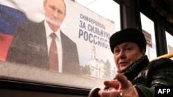 Билборд с изображением кандидата в президенты России Владимира Путина в Симферополе, 10 марта 2018 года