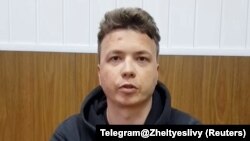 Dan nakon dramatičnog hapšenja na aerodromu u Minsku, bjeloruski bloger Raman Pratasevič pojavio se u videu i priznao da je poticao masovne nemire. Ali njegov uzdrmani pogled i znakovi mogućeg maltretiranja djeluju kao povratak na prisilna priznanja iz sovjetske ere.