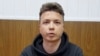 В інтернеті з’явилося відео з Романом Протасевичем, якого затримали під час примусової посадки літака Ryanair у Мінську. Де, коли і за яких обставин було відзняте це відео, невідомо