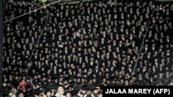 “Haaretz” gazetiniň polisiýa salgylanyp ýazmagyna görä, basalaşyk adamlaryň basgançaklarda taýyp ýykylmagy netijesinde dörän howsala sebäpli ýüze çykypdyr. 