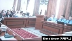 На суде по делу бывшего премьер-министра Серика Ахметова, обвиняемого в коррупции. Караганда, 20 октября 2015 года.
