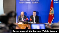 Ministar zdravlja Vojislav Šimun (desno) i direktor Kliničkog centra Crne Gore Aleksandar Radović na konferenciji za medije povodom smrti porodilje iz Ulcinja, Drite Tafa. Podgorica, 4.novembar 2024.