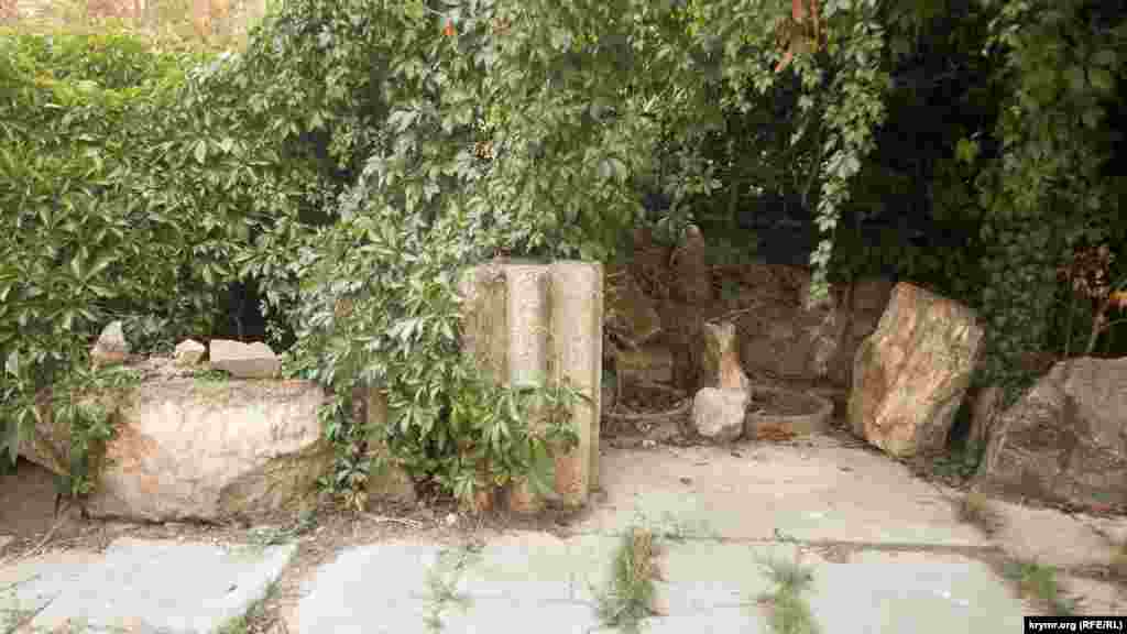 Камни с кладбища &ndash; на подворье у горожан, живущих на соседних от кладбища улицах