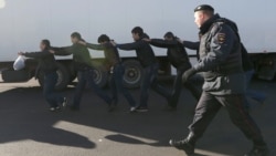 Rusiyada miqrantlar üçün bank kartı tələsi