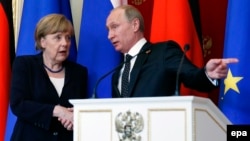 Ресей президенті Владимир Путин (оң жақта) мен Германия канцлері Ангела Меркель. Мәскеу, 10 мамыр 2015 жыл.