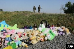 Separatiști lângă locul accidentului, cu obiecte care comemorează tragedia, 17 iulie, 2016.