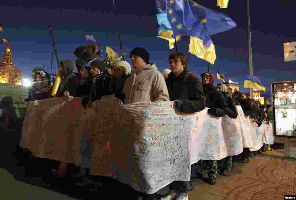 Tələbələr prezident Viktor Yanukovich-ə ünvanladıqları 500 metr uzunluğunda etiraz məktubunu nümayiş etdirirlər. Kiyev, 27 noyabr 2013