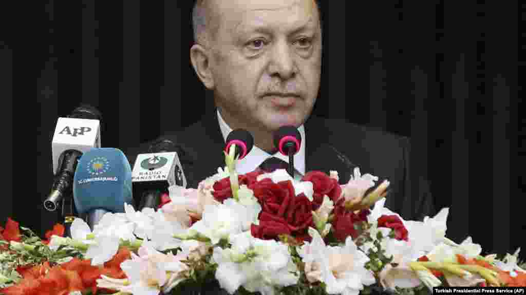 ТУРЦИЈА - Турција ќе ги укине ограничувањата на меѓу градските патувања и ќе им овозможи на рестораните, кафулињата, парковите и спортските објекти повторно да се отворат од 1 јуни, по ограничувањата наметнати за спречување на појавата на коронавирус, изјави претседателот Реџеп Таип Ердоган.