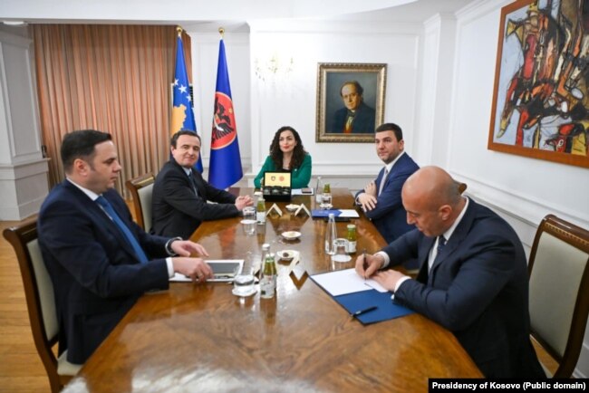 Presidentja e Kosovës, Vjosa Osmani i ka zhvilluar disa takime me krerë të subjekteve politike në Kosovë, me qëllim të zgjidhjes së krizës.