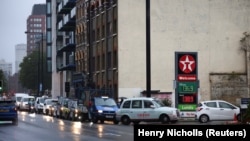Redovi ispred benzinske pumpe za gorivo, London, 27. septembar