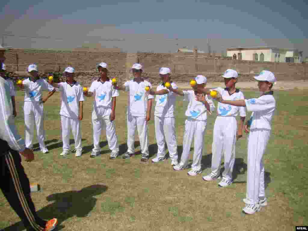 یونیسف بیا د سولې د ورځې په مناسبت افغان ماشومانو ته کرکټ ورزده کوي