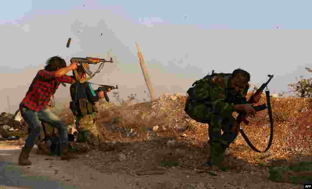 Rebel fighters from the Free Syrian Army take part in a battle against Islamic State jihadists in the northern Syrian village of Yahmoul, north of the embattled city of Aleppo, on October 10. (AFP/Nazeer al-Khatib)