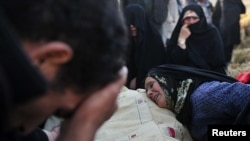 Жер сілкінісі кезінде жақындарынан айырылған адамдар. Иран, 13 тамыз 2012 жыл.