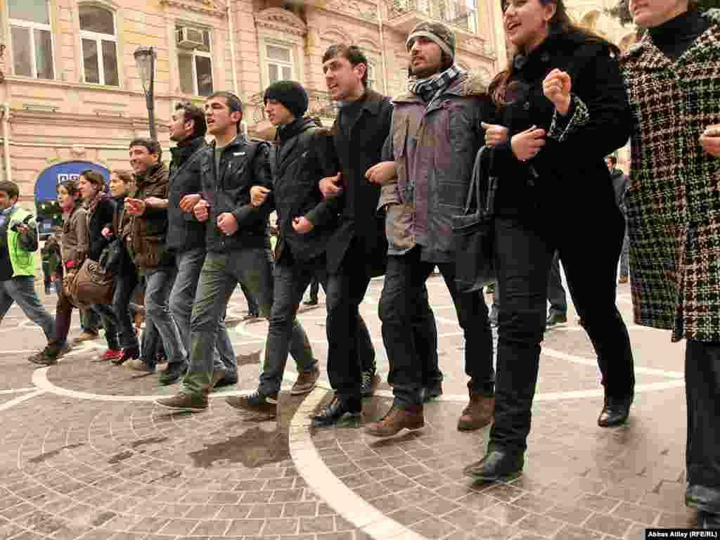 Активісти скликали акцію через соціальні мережі в інтернеті.