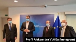 Përfaqësuesi i Lartë i BE-së për dialogun, Mirosllav Lajçak, presidenti i Serbisë, Aleksandar Vuçiq, kryeministri i Kosovës, Avdullah Hoti si dhe shefi i diplomacisë evropiane, Josep Borrell. 