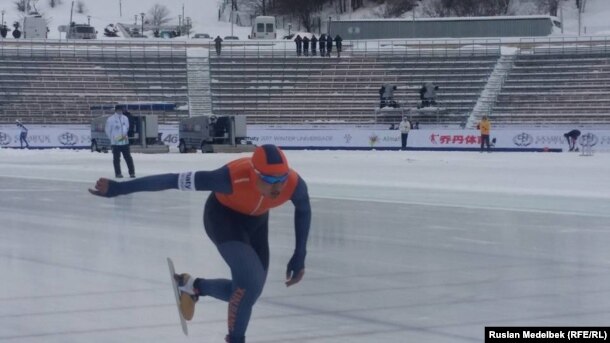 Dästür Twrsınjan mwz aydınında jattığıp jür. Almatı, Universiada, 5 aqpan 2017 jıl.