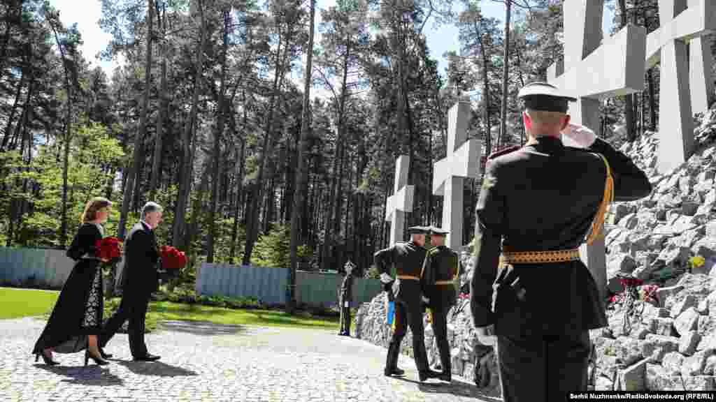 Вшанування дня пам&rsquo;яті жертв політичних репресій в Україні, згідно з указом президента України від 21 травня 2007 року, відбувається щороку у третю неділю травня. На фото президент України Петро Порошенко з дружиною вшановують пам&rsquo;ять жертв &laquo;Великого терору&raquo; 