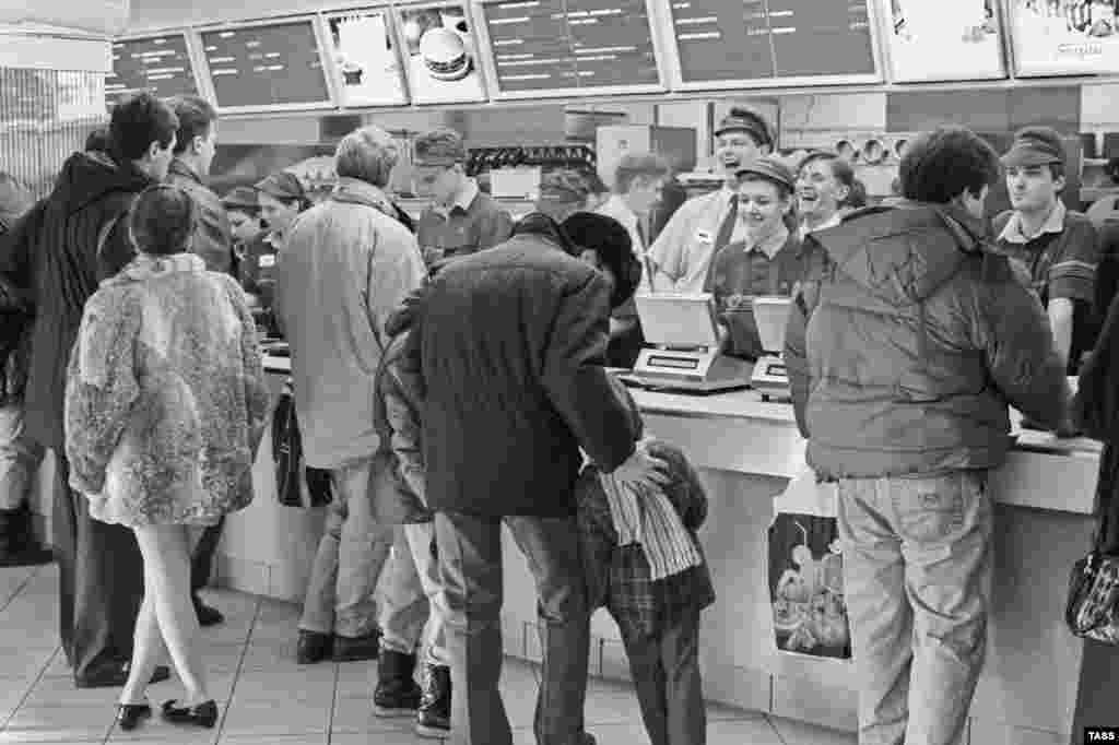 McDonald&#39;s кассасының алдында тұрған адамдар. Мәскеу, 31 қаңтар 1990 жыл.