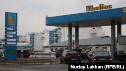 Жанармай бекетінде тұрған көліктер. (Көрнекі сурет).