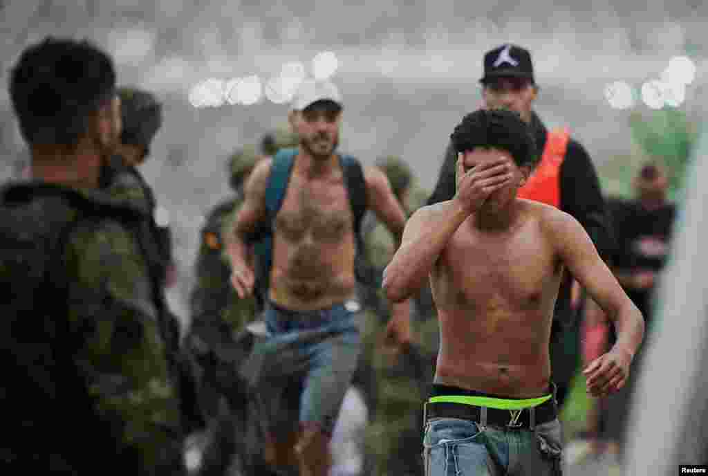 Migrantët arrijnë nga Maroku në kufirin me enklavën spanjolle të Ceutas, më 31 korrik 2026.