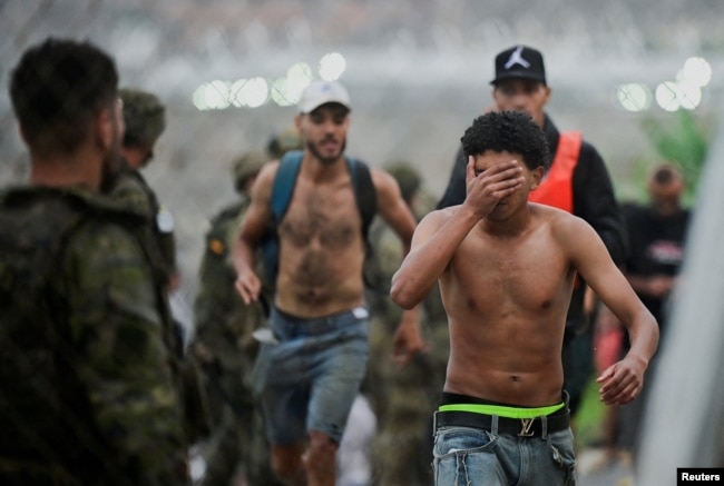 Migrantët arrijnë nga Maroku në kufirin me enklavën spanjolle të Ceutas, më 31 korrik 2026.