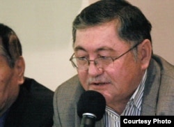 Рысбек Сарсенбай, главный редактор газеты «Жас Алаш», выступает на собрании интеллигенции о событиях в Жанаозене. Алматы, 19 марта 2012 года.