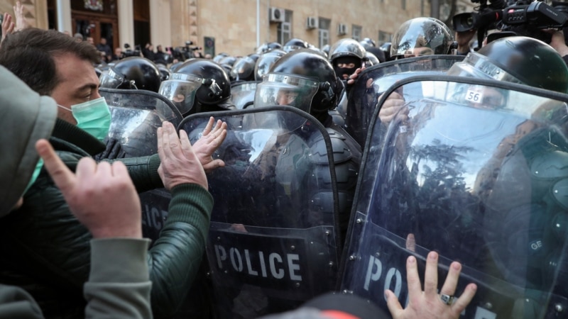 В Тбилиси продолжается митинг, силовики разблокировали парламент (трансляция)
