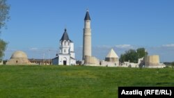 Болгар или Булгары (тат. Bolhar, Болгар) — одна из столиц Волжско-Камской Булгарии, позднее — один из крупнейших городов Золотой Орды. Город был основан волжскими булгарами в X веке. Городище является территорией Болгарского государственного историко-архитектурного музея-заповедника