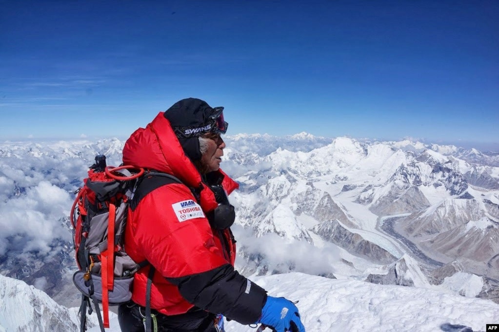 کوهنورد هشتاد ساله ژاپنی، یوئیچرو میورا، در سال ۲۰۱۳ روی قله اورست؛ سال ۲۰۱۳ از جمله سال‌هایی بود که شمار قربانیان افزایش پیدا کرد.