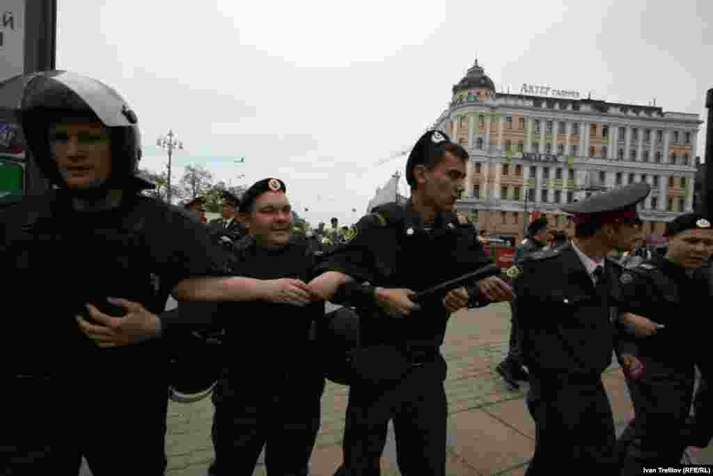 Russia-- The action of opposition "White City" on the day of the inauguration of President Vladimir Putin, 7May2012