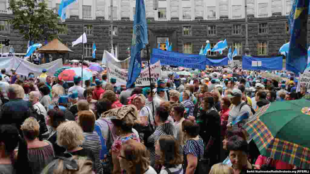 Кілька тисяч мітингувальників взяли участь у Всеукраїнському марші протесту проти підвищення комунальних тарифів. Київ, 6 липня 2016 року БІЛЬШЕ ПРО ЦЕ