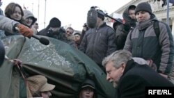 Поддерживающие оппозицию белорусы уже вторые сутки митингуют в центре Минска