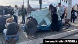 Studenti podižu šator na Autokomandi