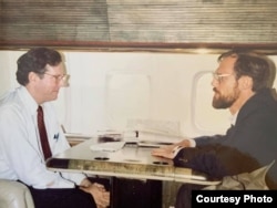 Председатель Международного Совета по радиовещанию Стив Фрбс (слева) и Марк Помар, 1980-е.