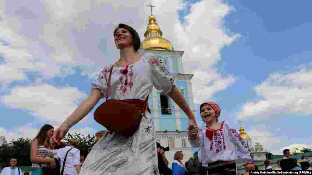 Мати з донкью під час параду вишиванок у Києві, 24 травня 2015 року