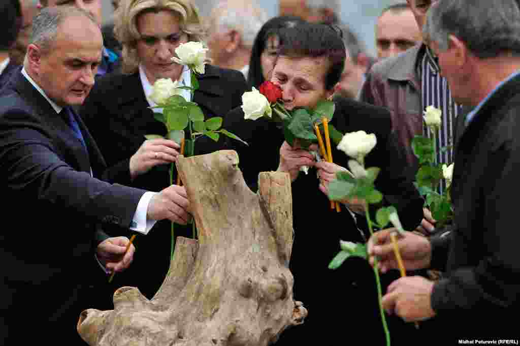 Delegacija od oko 70 osoba iz Republike Srpske mirnom šetnjom, uz cvijeće i zapaljene svijeće danas je u Sarajevu obilježila stradanje pripadnika JNA 3. maja 1992. godine.