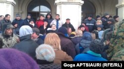 Похоже, в ближайшее время ждать конца скандалам, связанным со взяточничеством и непонятными кадровыми перестановками в органах местного самоуправления, не стоит. Акции протеста граждан, недовольных политикой городских властей, за последние несколько месяцев стали обыденным делом