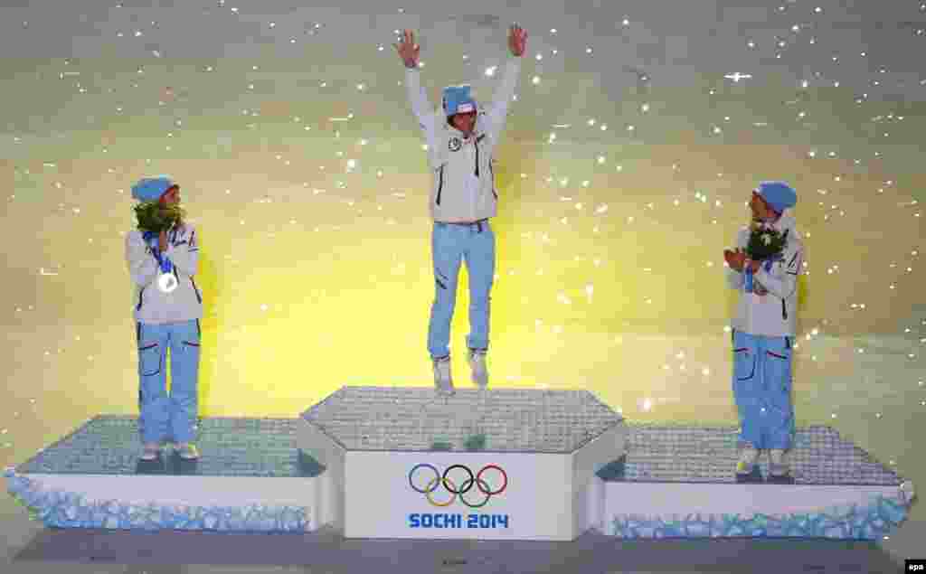 Norwegian medalists in the women&#39;s cross-country skiing 30-kilometer race during the medal ceremony. (EPA/Barbara Walton)