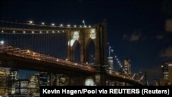 Na Bruklinškom mostu projektovane su crno-bele fotografije preminulih Njujorčana tokom pandemije