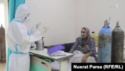 یک داکتر حین ارائه توصیه های لازم صحی به یک بیمار مبتلا به ویروس کرونا در شفاخانه افغان-جاپان در کابل.