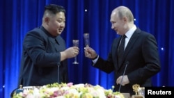 Severnokorejski vođa Kim Jong Un i ruski predsednik Vladimir Putin na zvaničnom prijemu nakon razgovora u Vladivostoku u Rusiji na ovoj nedatiranoj fotografiji objavljenoj 25. aprila 2019.