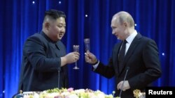 Президент РФ Владимир Путин с главой Северной Кореи Ким Чен Ыном