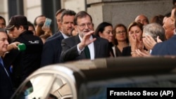 Ish kryeministri spanjoll duke u larguar nga Kuvendi 