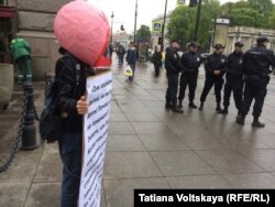Пикет в поддержку ЛГБТ-подростков в Петербурге