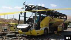 Поврежденный взрывом автобус (иллюстративное фото)